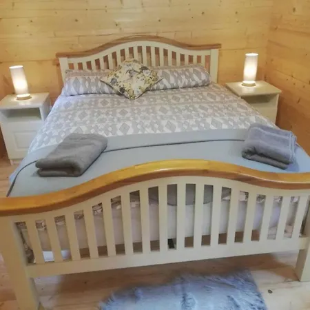בית נופש Log On The - Sleeps 4 & Jacuzzi